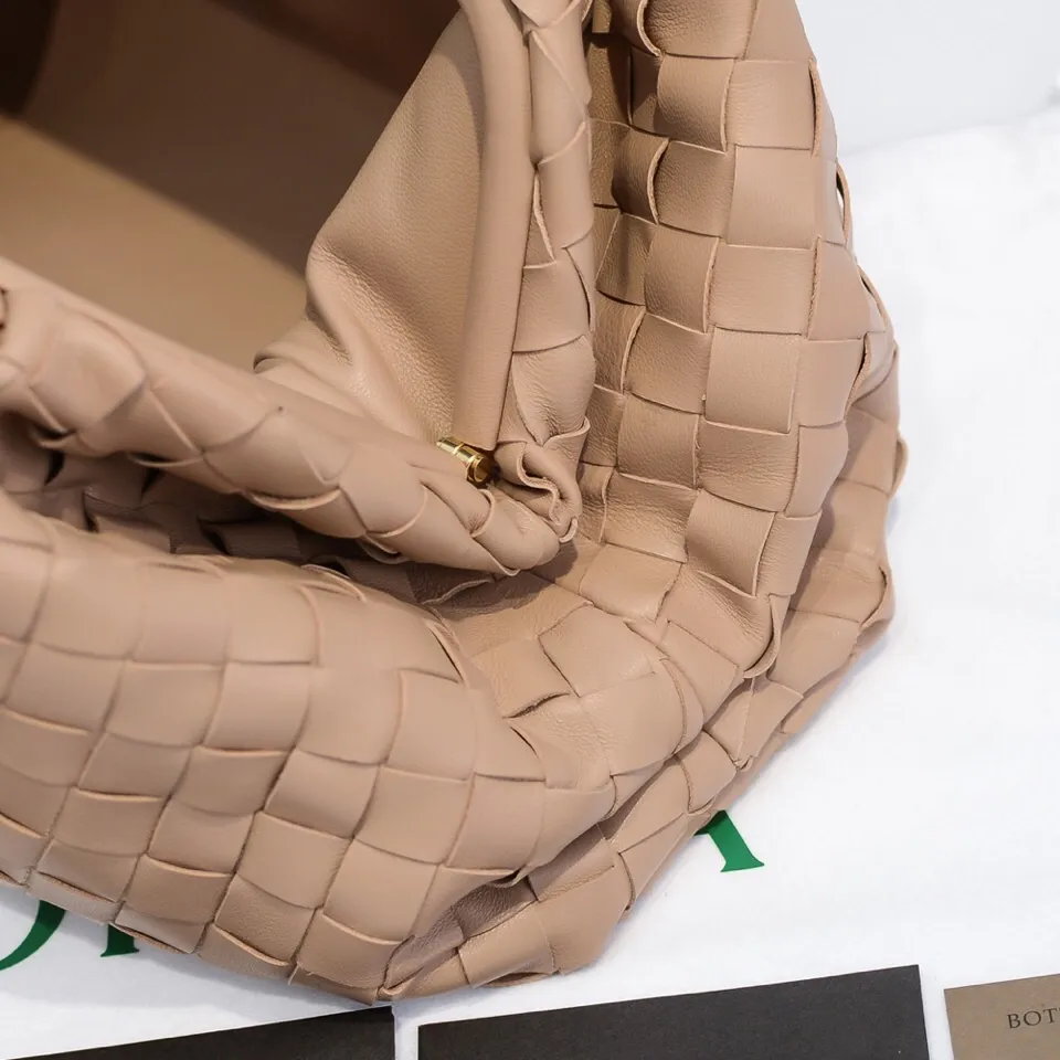 Batch 1860 🔥🔥The counterattack of the popular Bottega Veneta started with this series of cloud bags, which went viral in the fashion circle and started a craze! Out of stock, out of stock, out of stock... One piece is hard to find, super hard to buy, regardless of age, season, or occasion. Very classy. Really, if you carry this on the road, it will turn heads! This is also the reason why this series is so expensive. Large size: 38*20*8.5cm [Big Cloud Weaving] Milk Tea